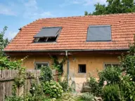 Două ferestre de mansardă, una cu rulou exterior și una cu copertină exterioară