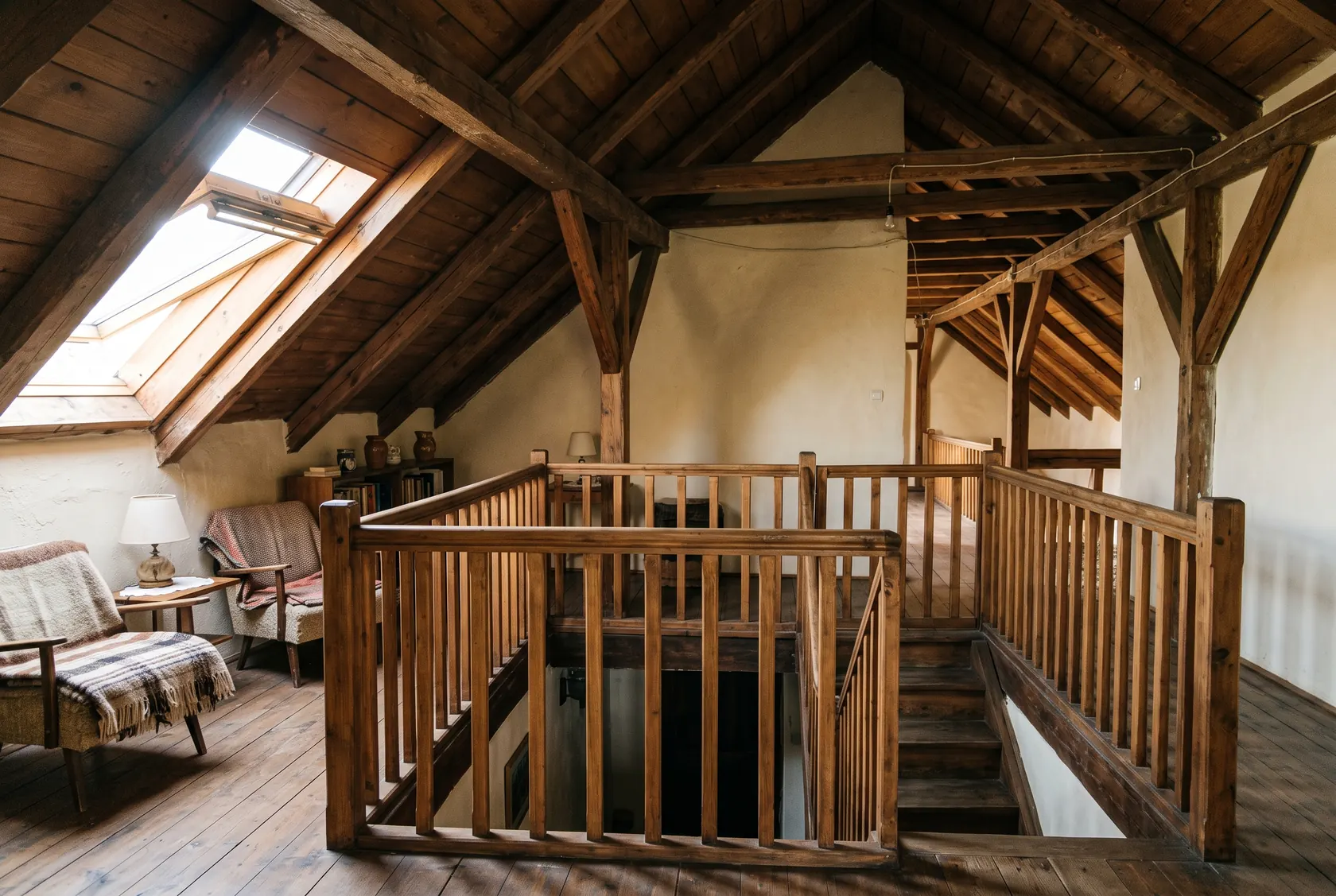 Galerie de mansardă cu balustradă din lemn în jurul golului scării