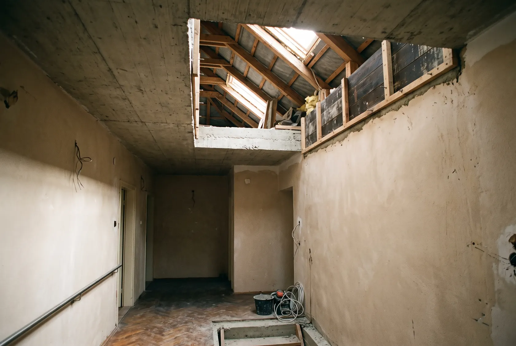 Gol în planșeul de beton, cu cofrajul încă montat, înainte de scară