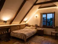 Dormitor la mansardă luminat seara de aplice pe peretele de genunchi și bandă LED