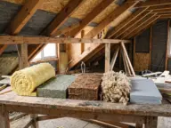 Mostre de materiale izolante pentru mansardă: vată de sticlă, vată bazaltică, fibre de lemn, lână și spumă rigidă